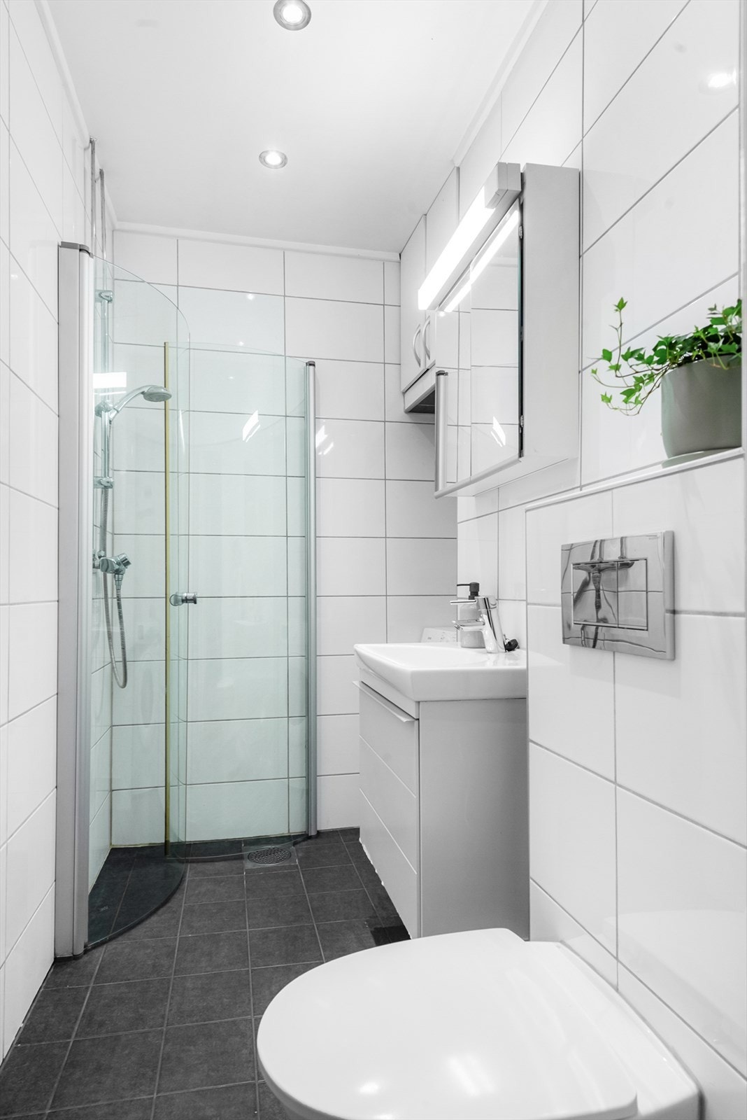 Flislagt bad med elektriske varmekabler og opplegg for vaskemaskin. Ifølge forrige salgsoppgave ble badet pusset opp i 2010 Galleribilde