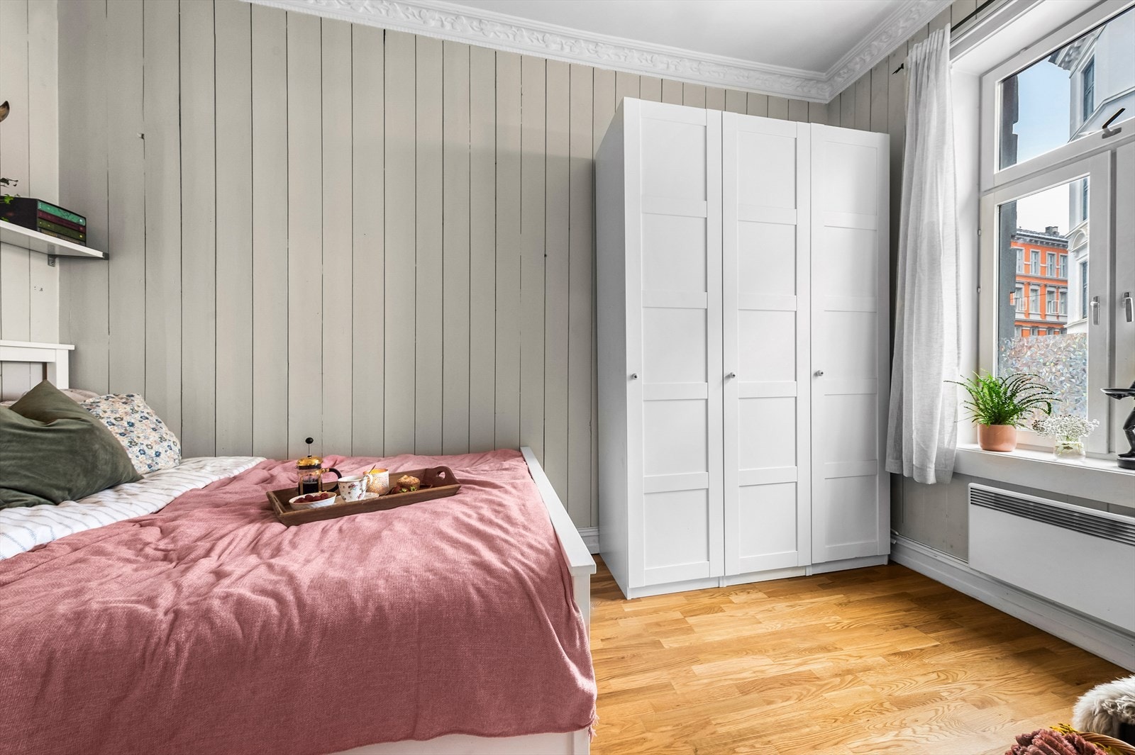 Hovedsoverom med plass til dobbeltseng, nattbord og garderobeskap Galleribilde
