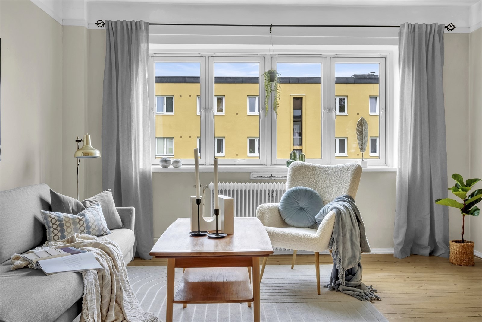 Stuen er lys og luftig med store vindusflater som sørger for rikelig med innslipp av naturlig lys. Galleribilde