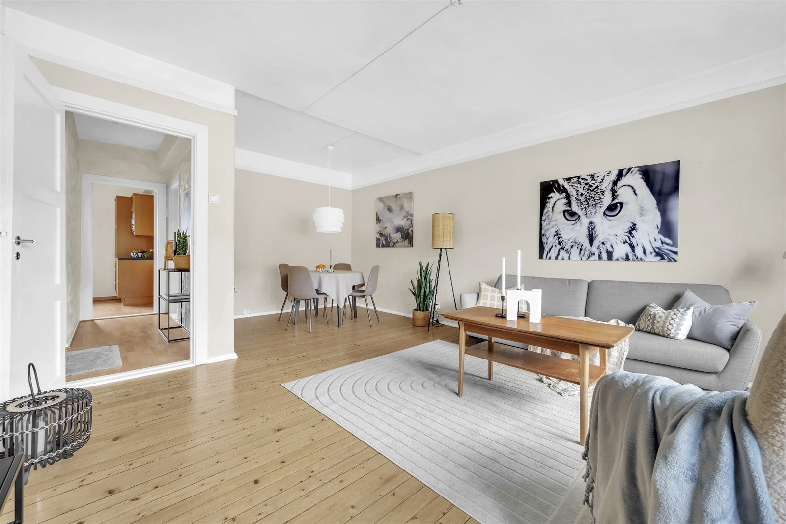 Det er naturlig oppdriftsventilasjon av boligen med luftespalte i vinduene. Vinduene er 2-lags isolerglass. Galleribilde