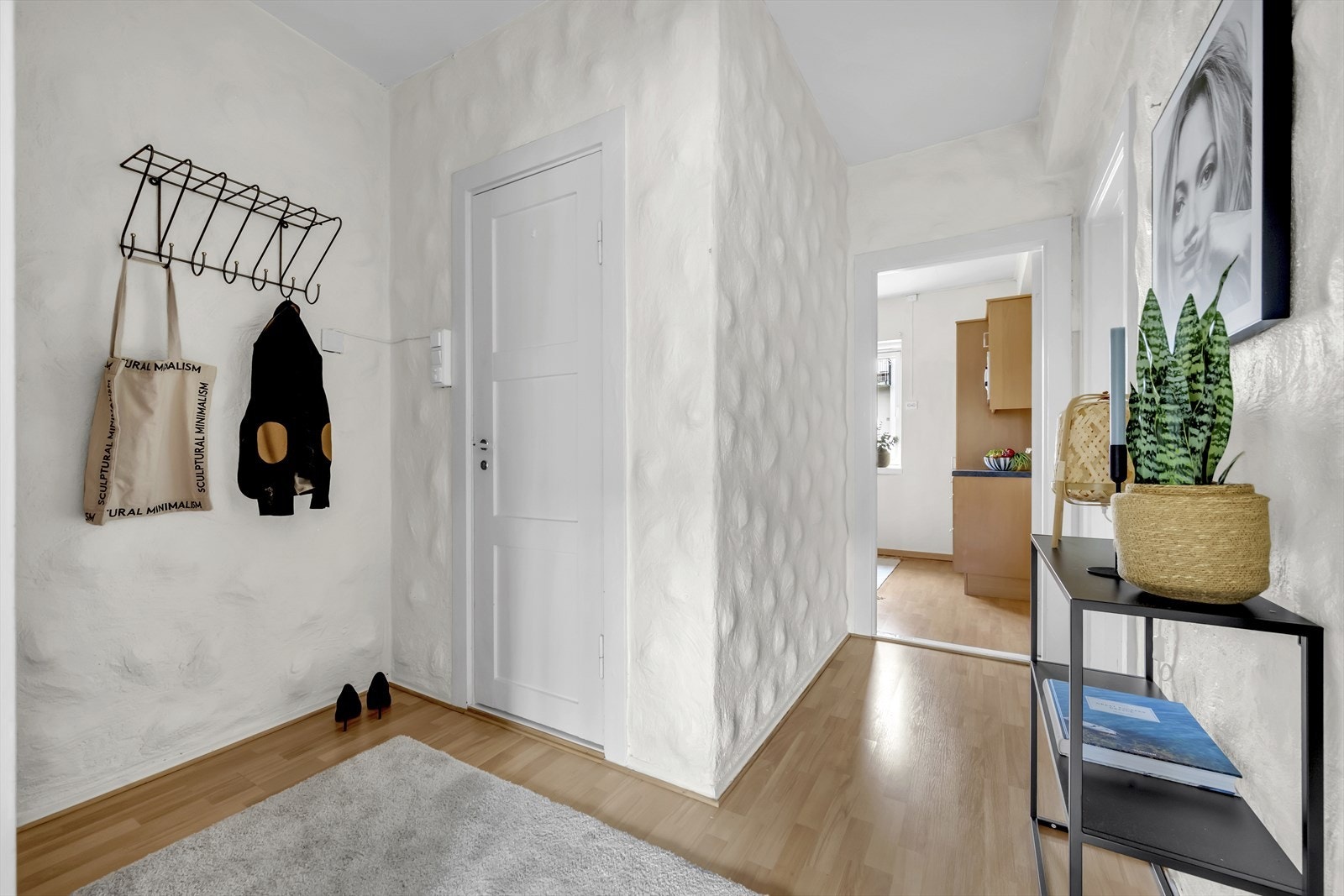 Gangen er romslig og har en praktisk knagg til oppheng av yttertøyet. Men la oss ta en titt på badet som ble rehabilitert i regi av borettslaget i 2007. Galleribilde