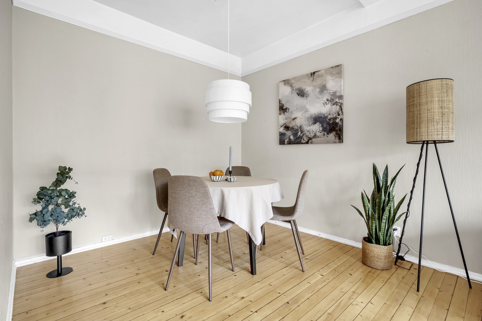 Det er god plass til spisestue, eller er det kanskje her du vil plassere kjøkkenet og få en 3-roms? Galleribilde