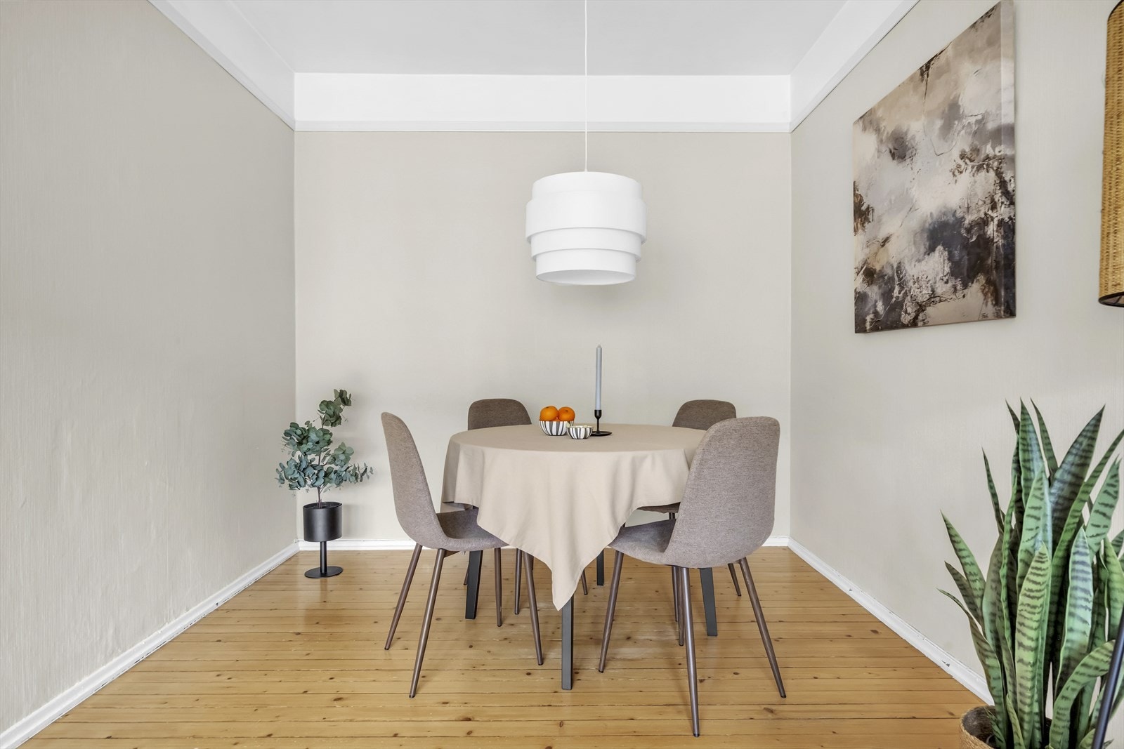 Totale felleskostnader per mnd er kr. 5 088,- og inkl. oppvarming, vedlikeholdsfond, internett, drift & vedlikehold, forretningsførsel, bygningsforsikring, kommunale avgifter m.m. Galleribilde