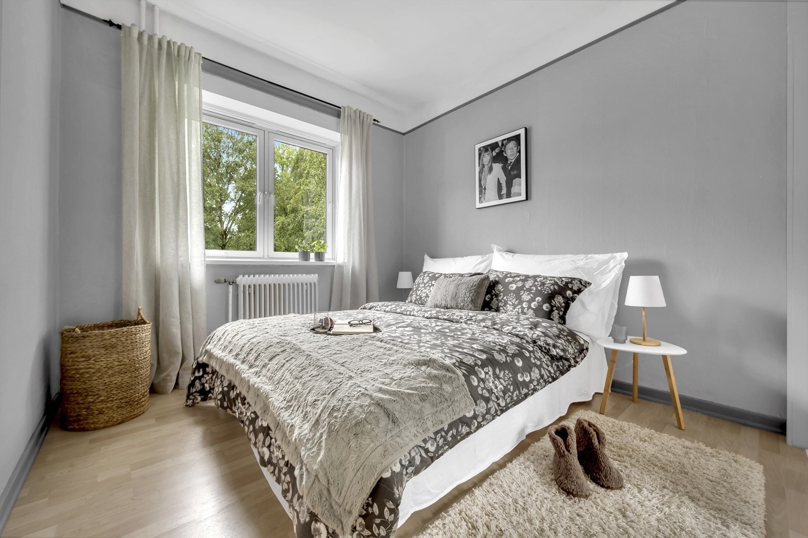Soverommet er av god størrelse med plass til dobbeltseng, nattbord og tilhørende møbler. Galleribilde