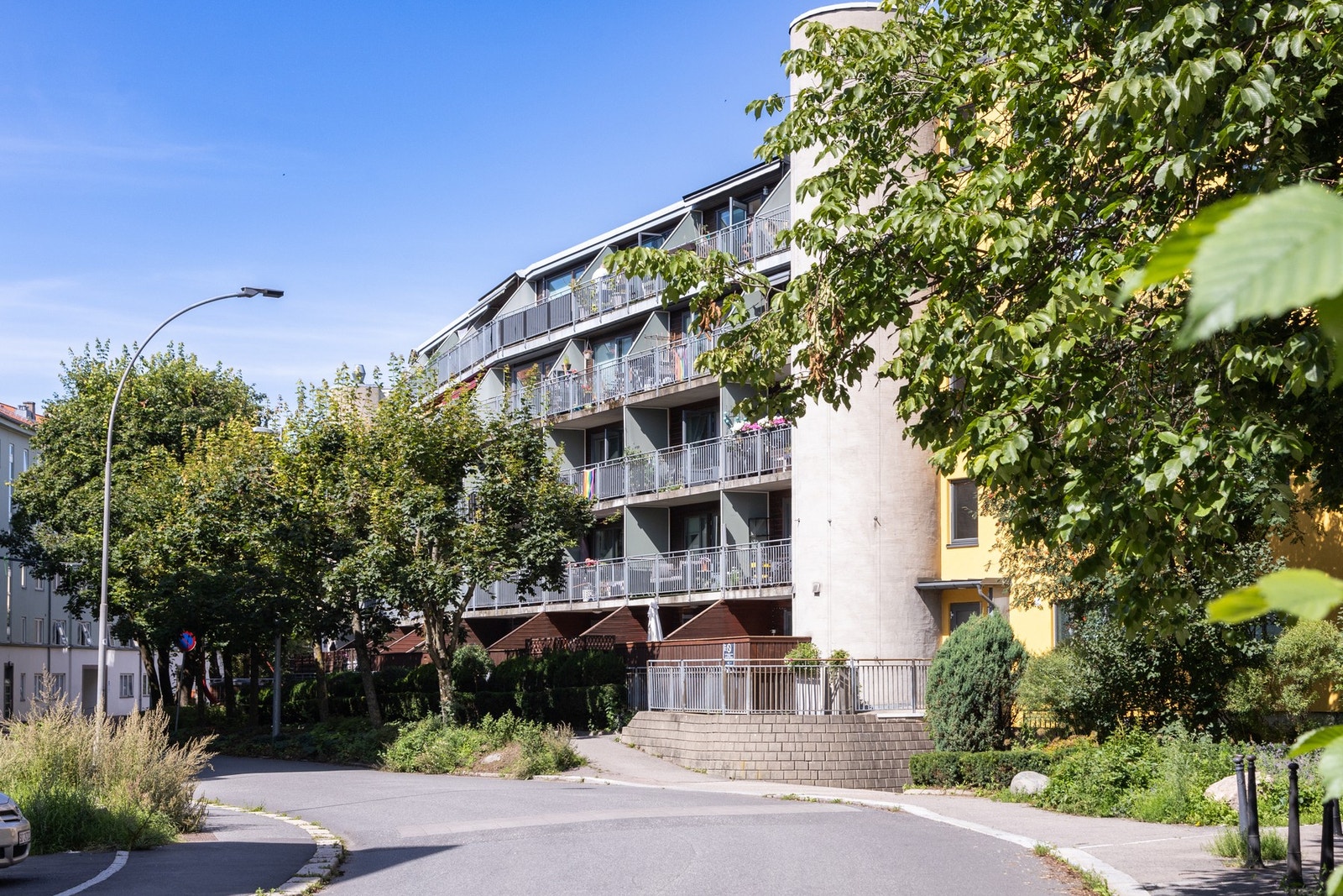 Boligblokkens fasade. Fra Dalehaugen 8 spaserer man lett til alle byens fasiliteter. Det er kun få minutters gange til bussholdeplass i Strømsveien med bussruter i alle byens retninger! Galleribilde