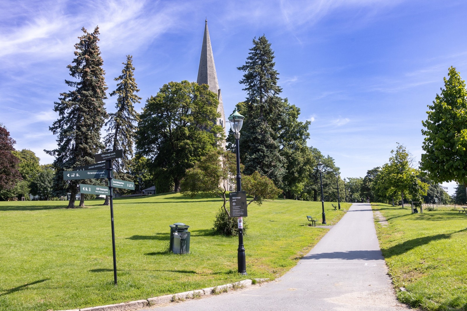 Vålerengaparken er like ved boligen og er et naturlig sted å nyte solen på sommerstid. Galleribilde