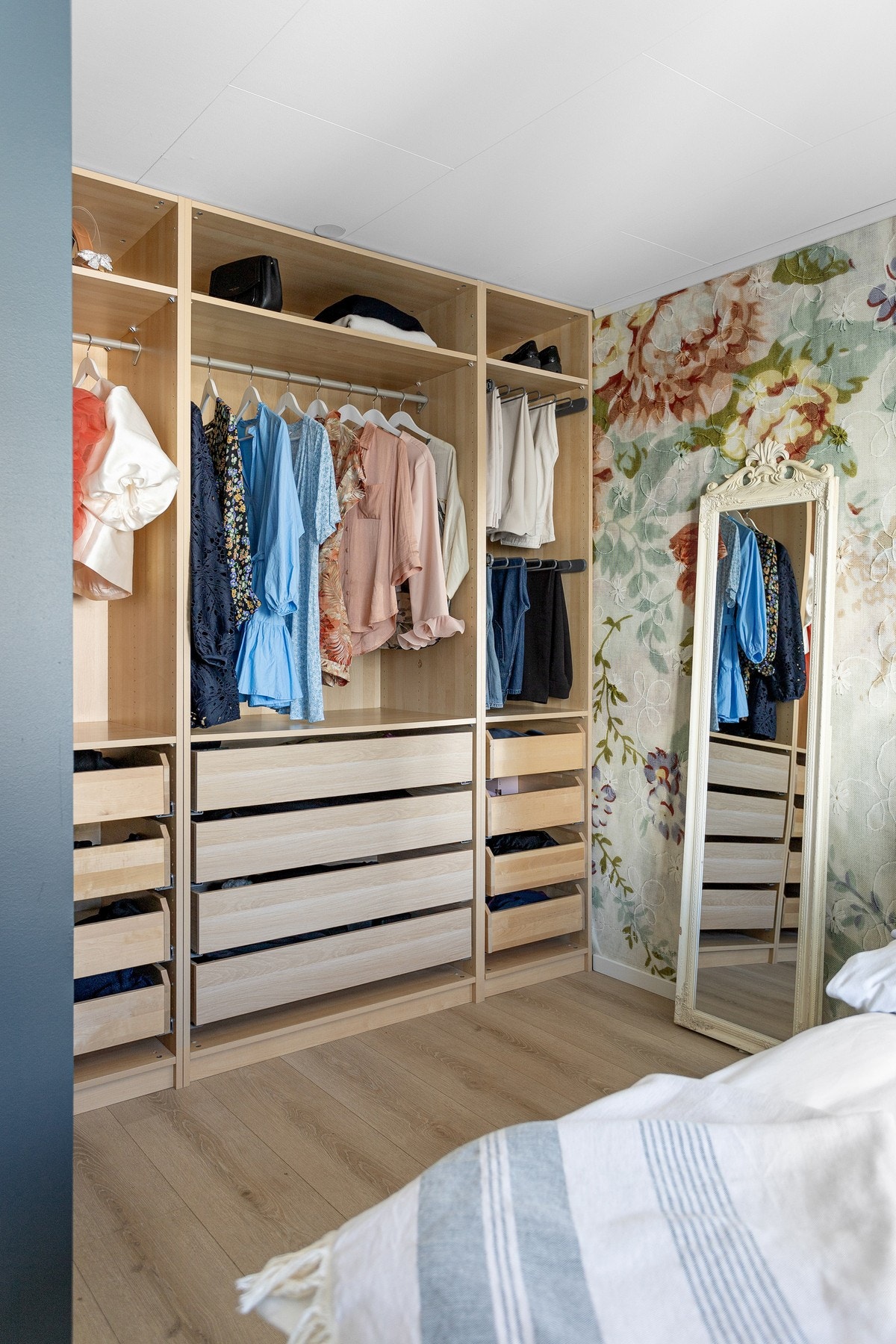 På soverommet er det satt opp IKEA pax garderobe, som tilbyr rikelig med oppbevaringsplass for klær og tilbehør. Dette bidrar til å holde rommet ryddig og organisert. Galleribilde