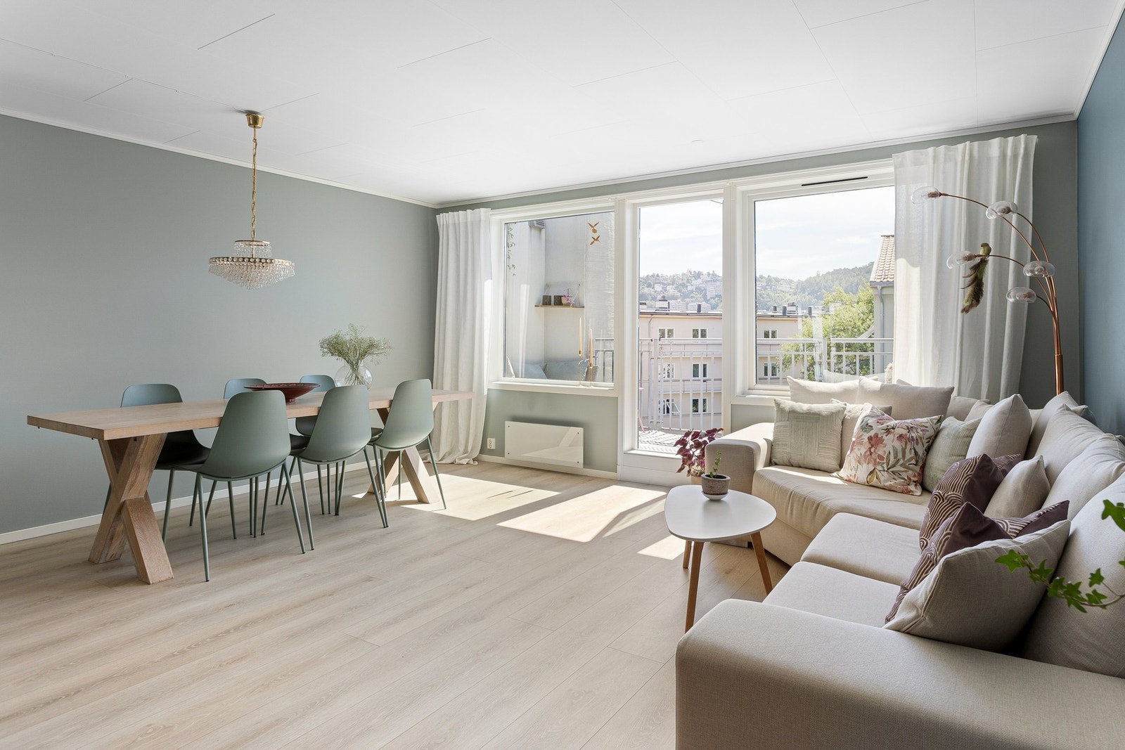 Stuen har gode innredningsmuligheter hvor det er god plass til sofagruppe med tilhørende møblement. Galleribilde