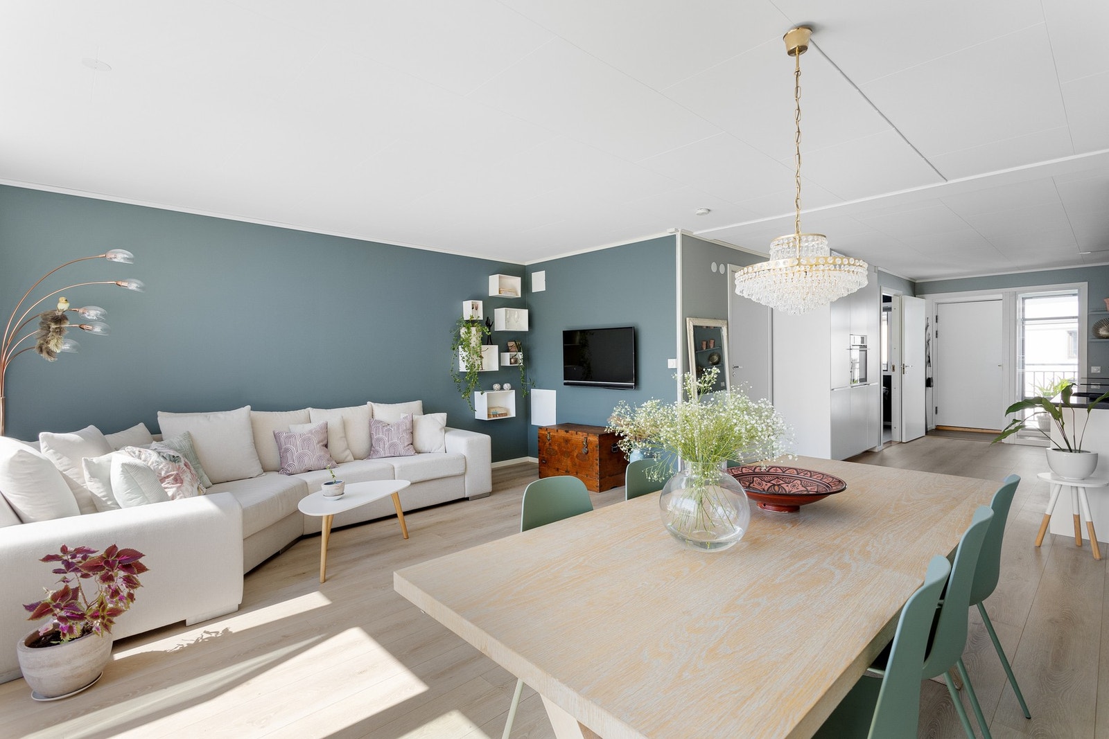 Boligen er holdt i moderne fargevalg og har laminat på gulv. Galleribilde