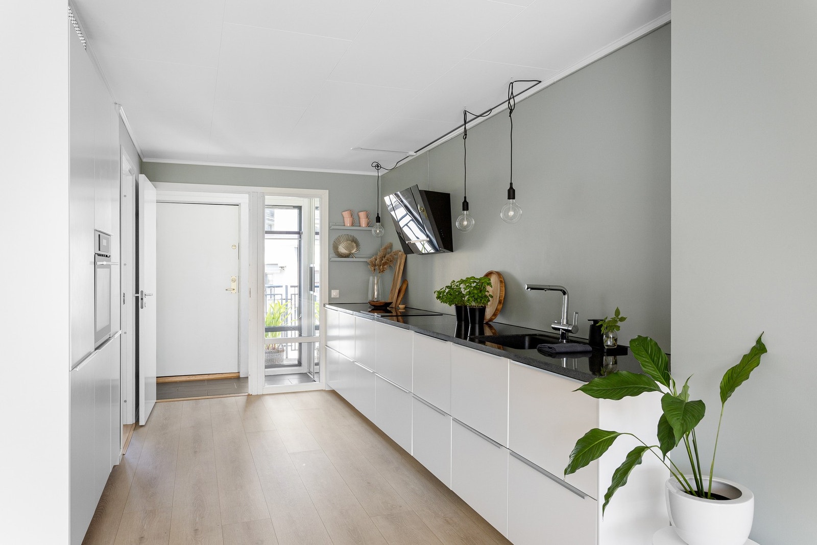 Lekker kjøkkeninnredning satt inn i 2018 fra IKEA med slette fronter, benkeplate i stein og malte flater. Galleribilde