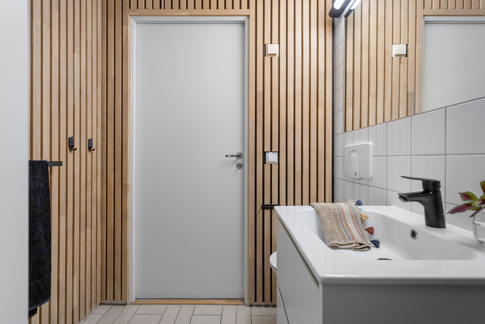 Nåværende eier har oppgradert badet med spiler på vegg. Galleribilde