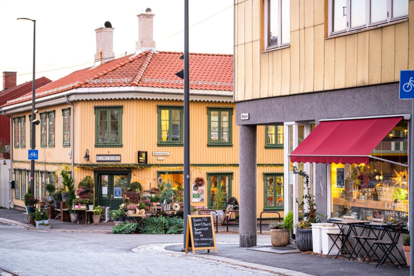 Kampen er få minutters gange fra leiligheten. Her vil du finne flere koselige gater, butikker, kafeer og fargerike trehus. Galleribilde