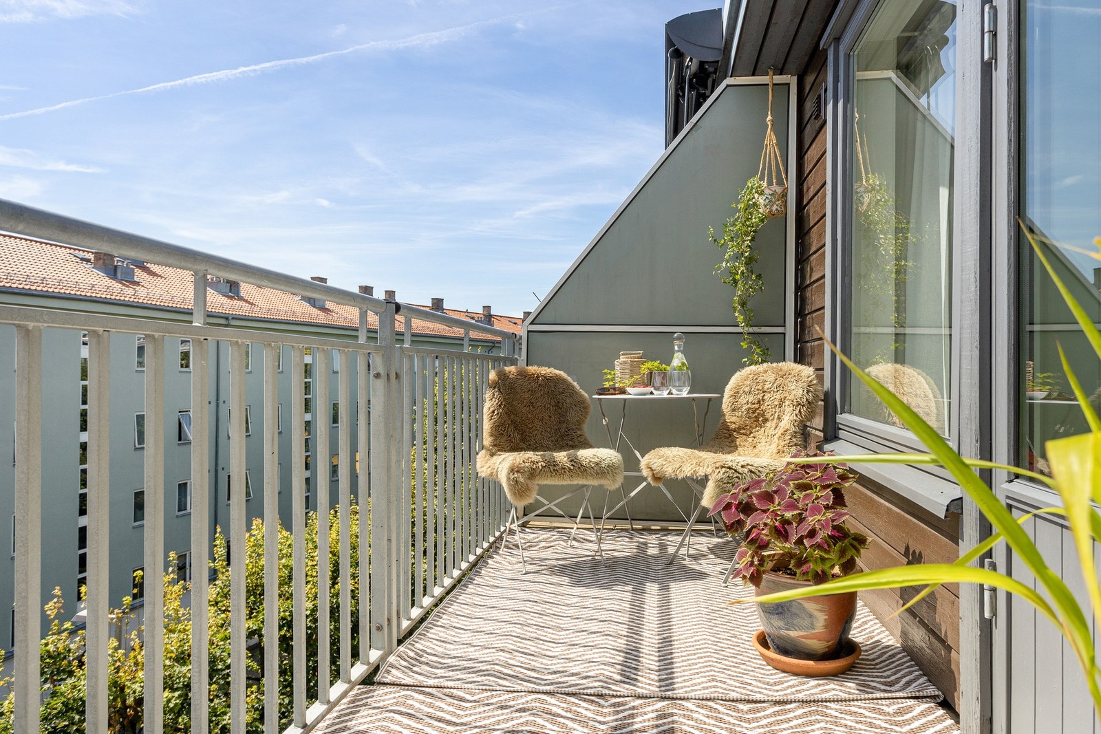 Det er god plass til sittegruppe, beplanting, grill og annet ønskelig møblement. Galleribilde