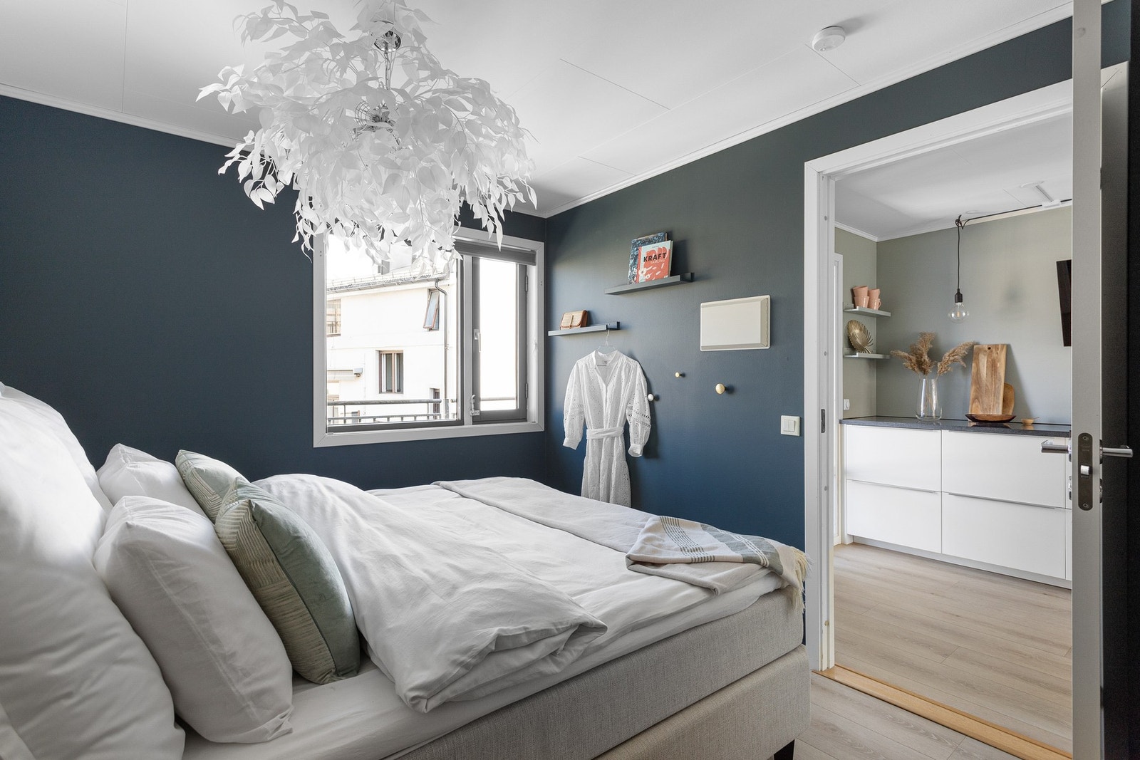 Soverommet er vendt mot stille bakgård. Galleribilde