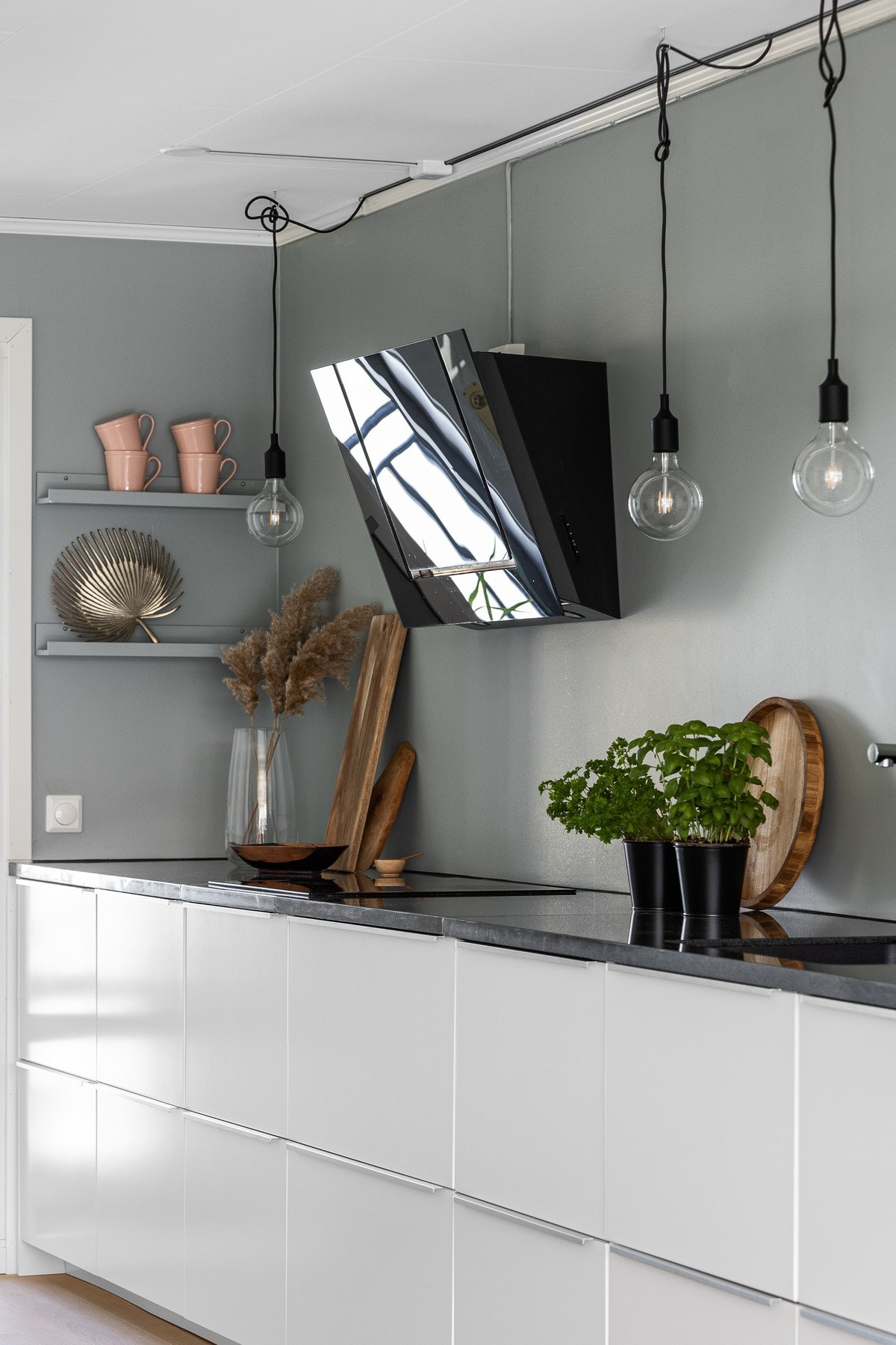 Kjøkkenet byr på god skap og benkeplass. Her er det hyggelig å kunne samle venner og familie til felles matlaging! Galleribilde