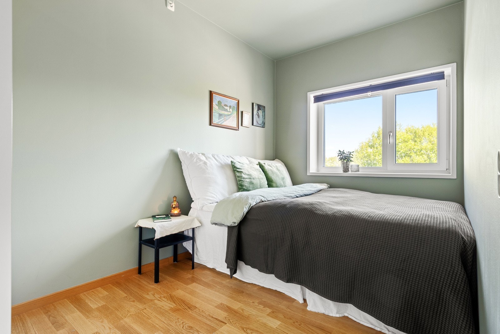 Soverom på 8 kvm med god plass til dobbeltseng og garderobeløsning. Galleribilde