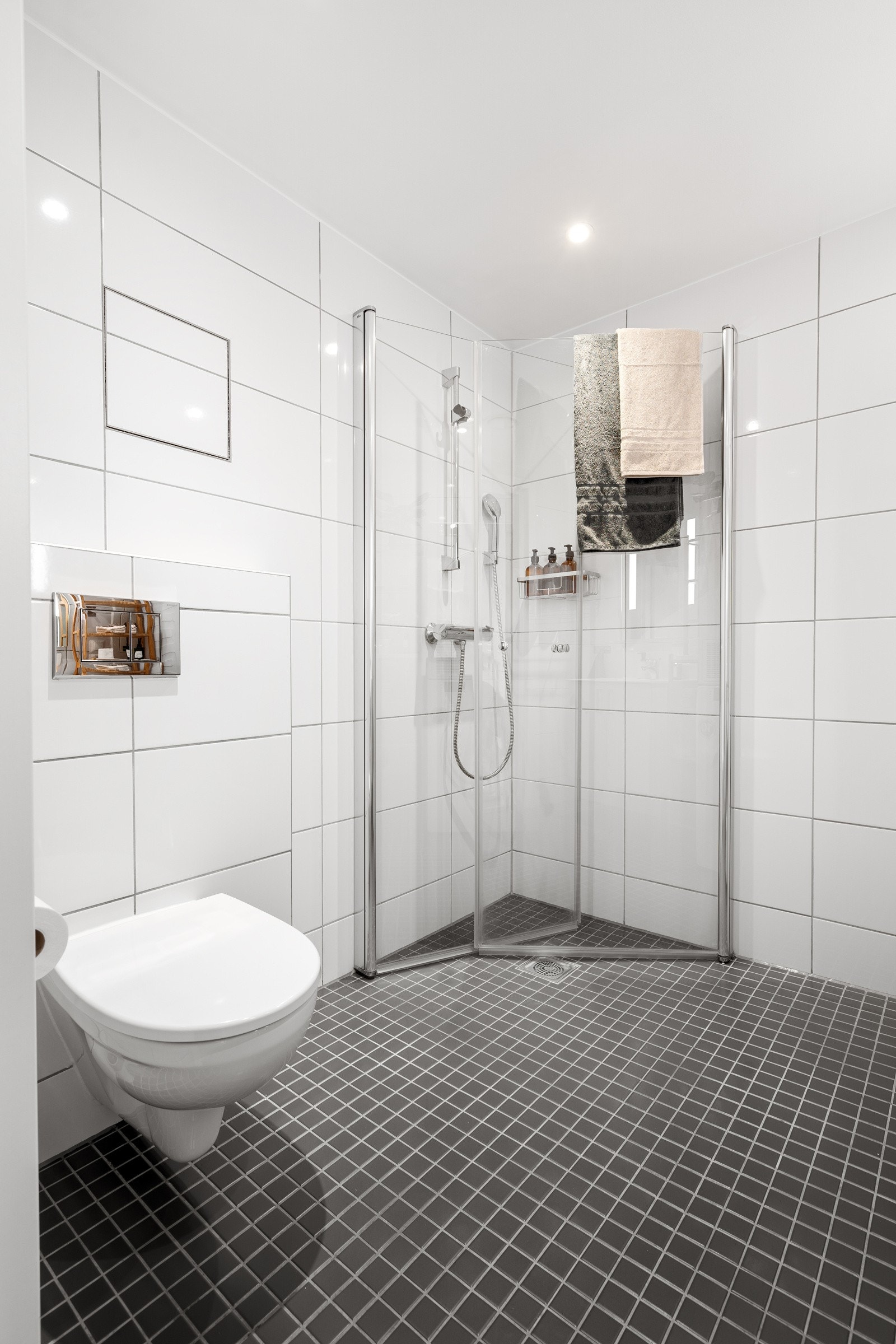 Vegger og gulv er flislagt, det er også gulvvarme for behagelig temperatur året rundt. Galleribilde