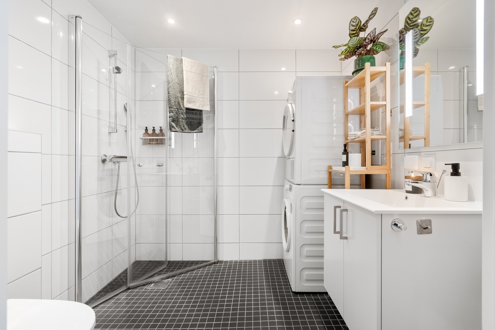 Pent bad med opplegg for vaskemaskin. Galleribilde