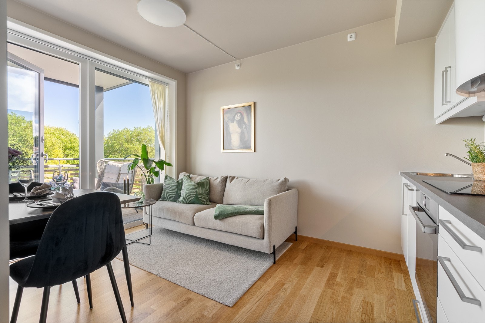 Leiligehten har en praktisk planløsning og god takhøyde på 2,5 meter, som skaper en innbydende romfølelse. Galleribilde