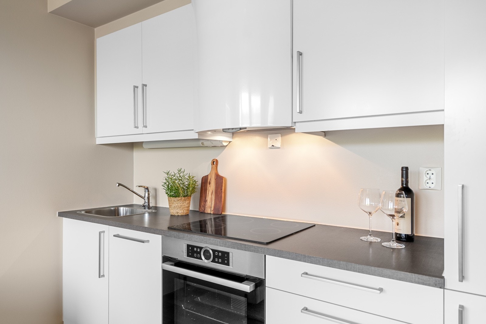 Kjøkkenet er utstyrt med blant annet integrert stekeovn, platetopp, oppvaskmaskin og kjøleskap med fryser. Galleribilde