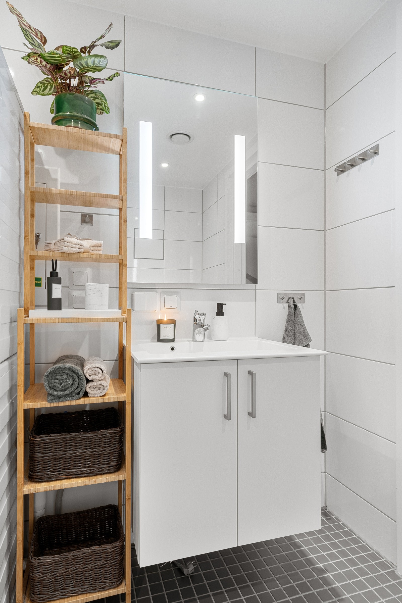 Bader et godt utstyrt med blant annet vegghengt servantinnredning, dusjhjørne, vegghengt toalett og opplegg til vaskemaskin. Galleribilde