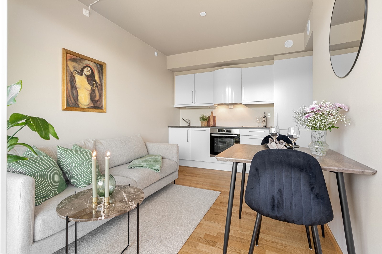 Leiligheten har fjernvarme for behaglig temperatur hele året, og lave bokostnader. Galleribilde