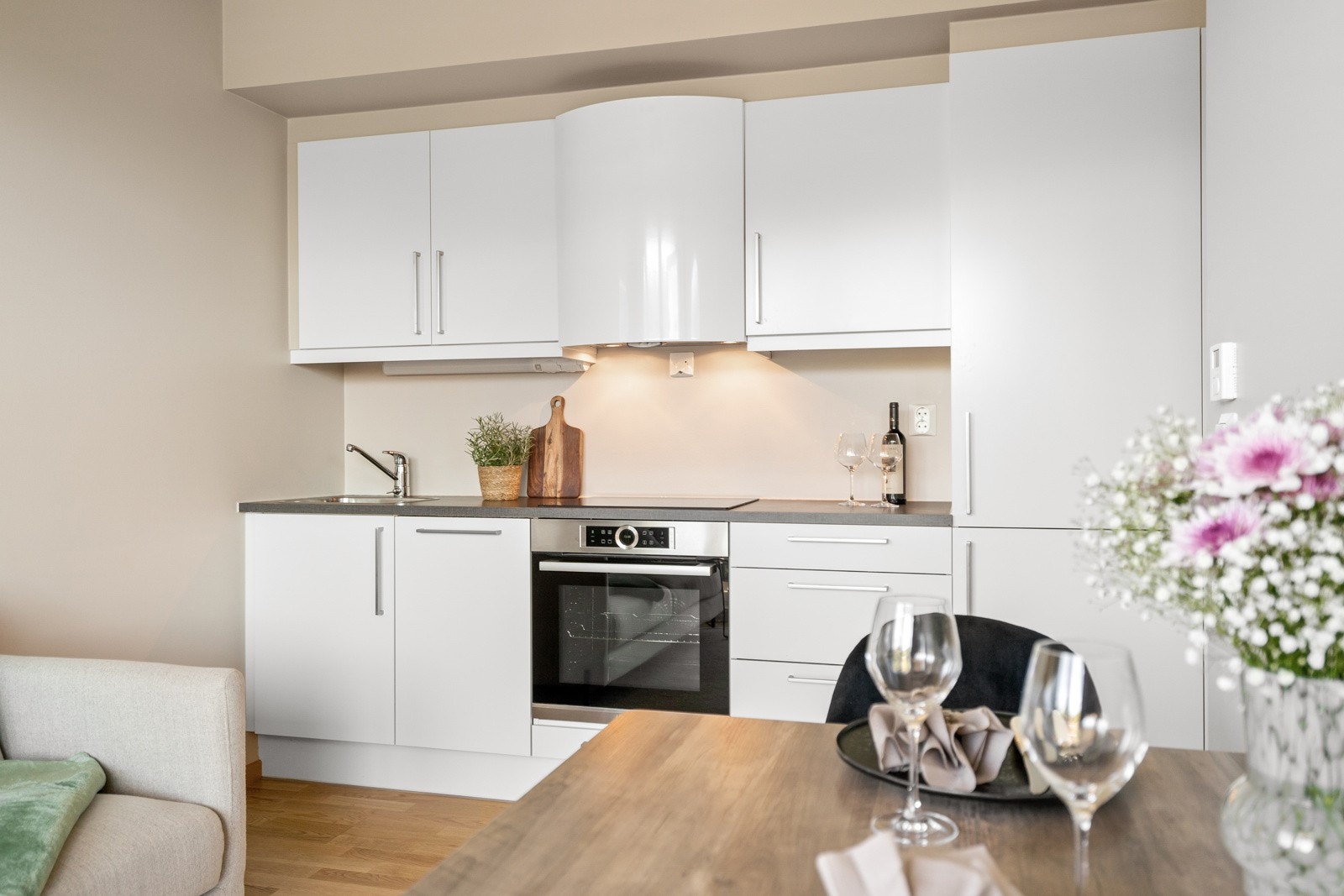 Lyst og tidløst kvalitetskjøkken fra HTH kjøkkeninnredning. Galleribilde