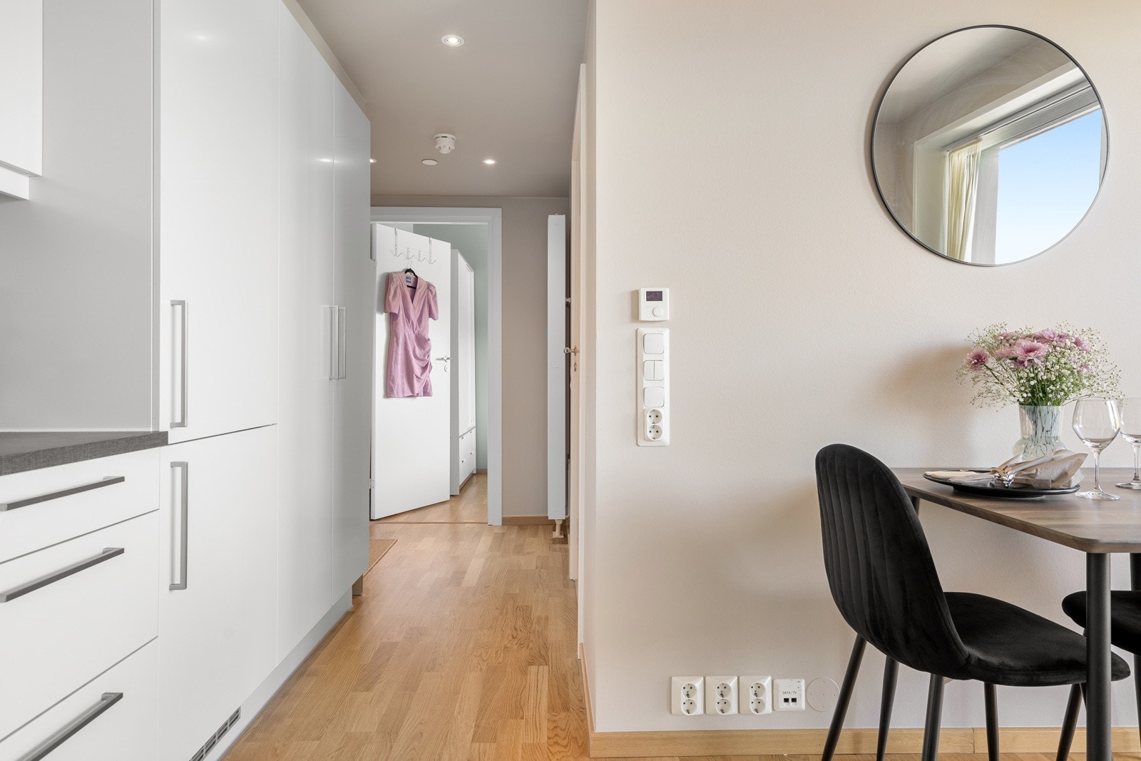 Videre inn i leiligheten kommer du til en flott åpen stue-/ kjøkken løsning på ca 14 kvm. Galleribilde