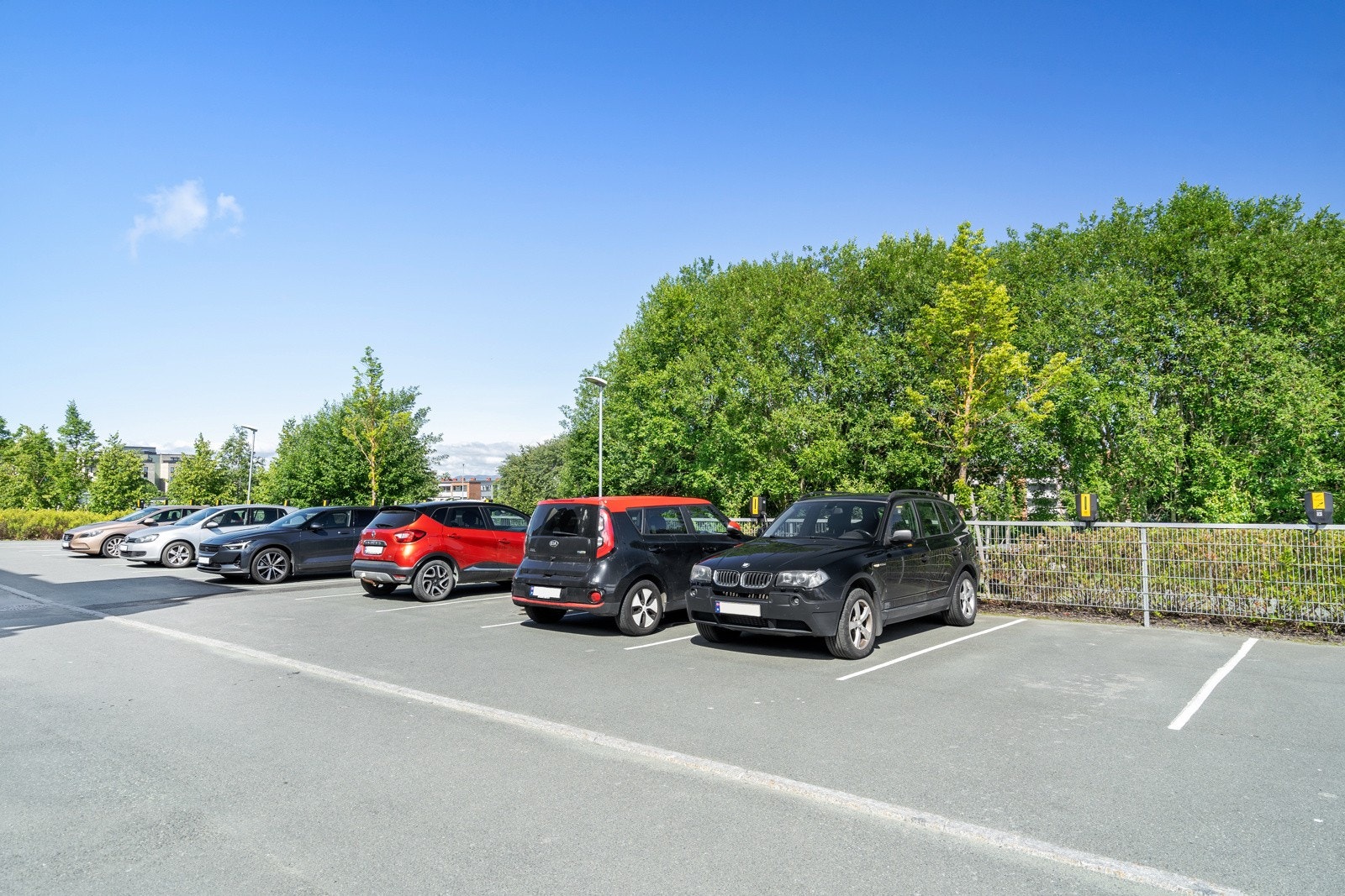 Det følger med parkeringsplass til leiligheten. Galleribilde