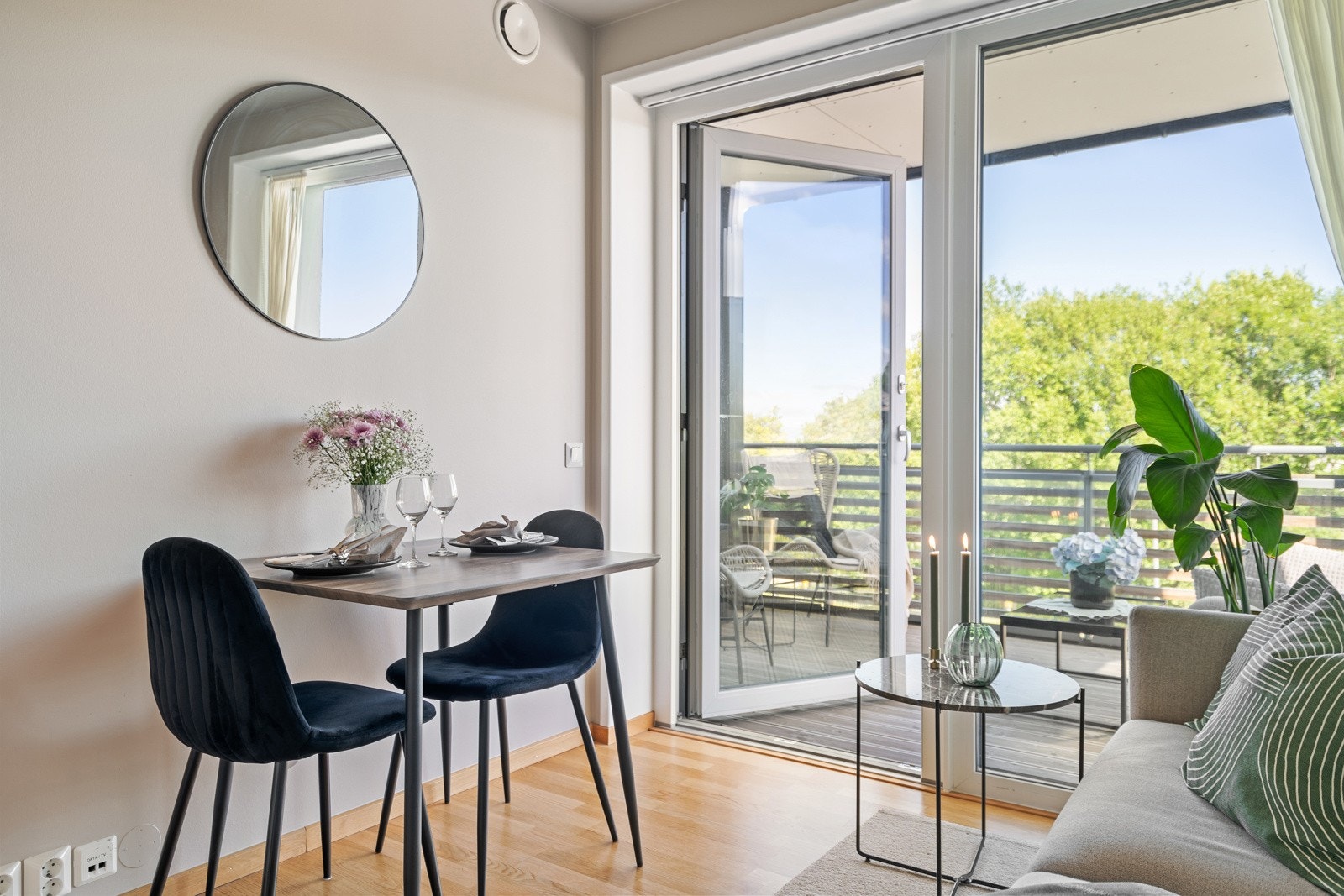 Nærmeste busstopp er Brundalen som ligger en kort gåtur unna, man har også flere daglivarer i nærheten. Galleribilde