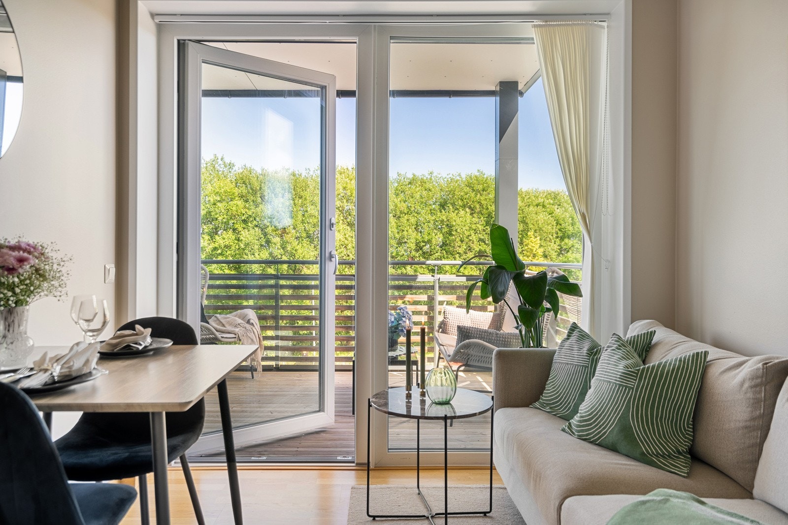 Fra stuen er det utgang til en solrik balkong. Galleribilde