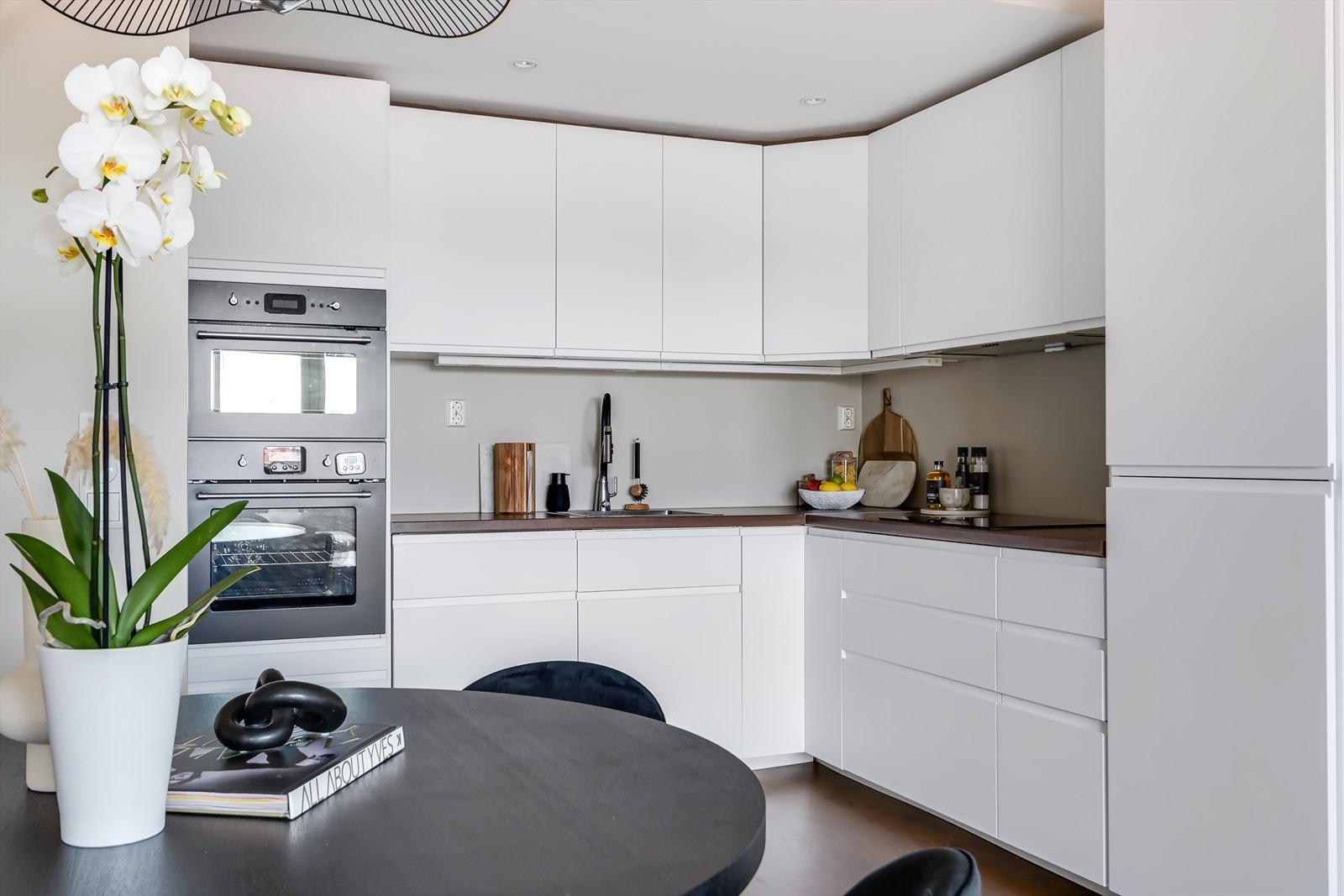 Stilren IKEA kjøkkeninnredning fra 2014 med nye, lyse fronter fra 2023 og benkeplate av laminat Galleribilde