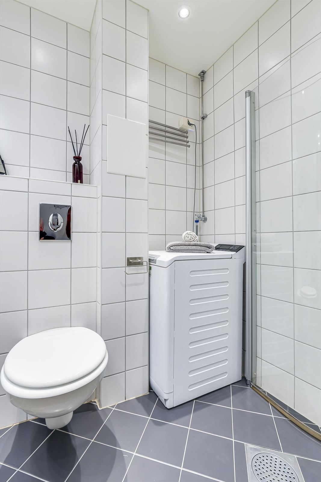 Badet er utstyrt med gulvvarme og opplegg for vaskemaskin Galleribilde