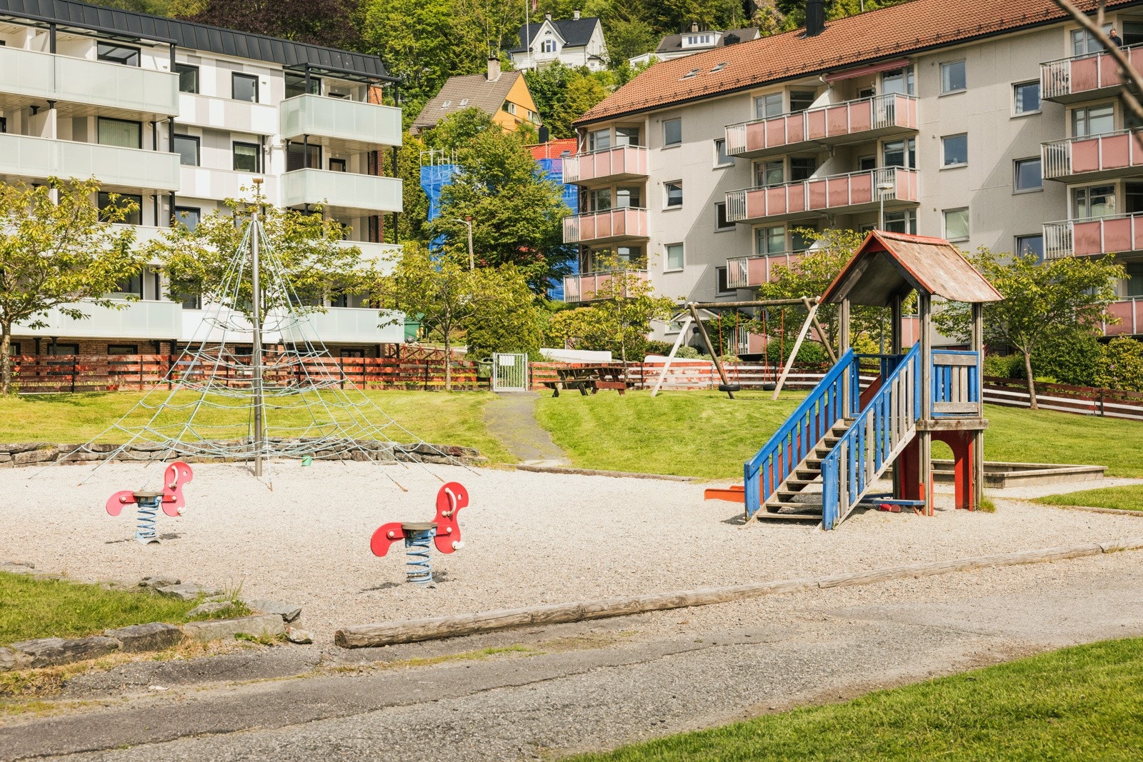 Det er opp til flere lekeplasser å benytte seg av i borettslaget. Galleribilde