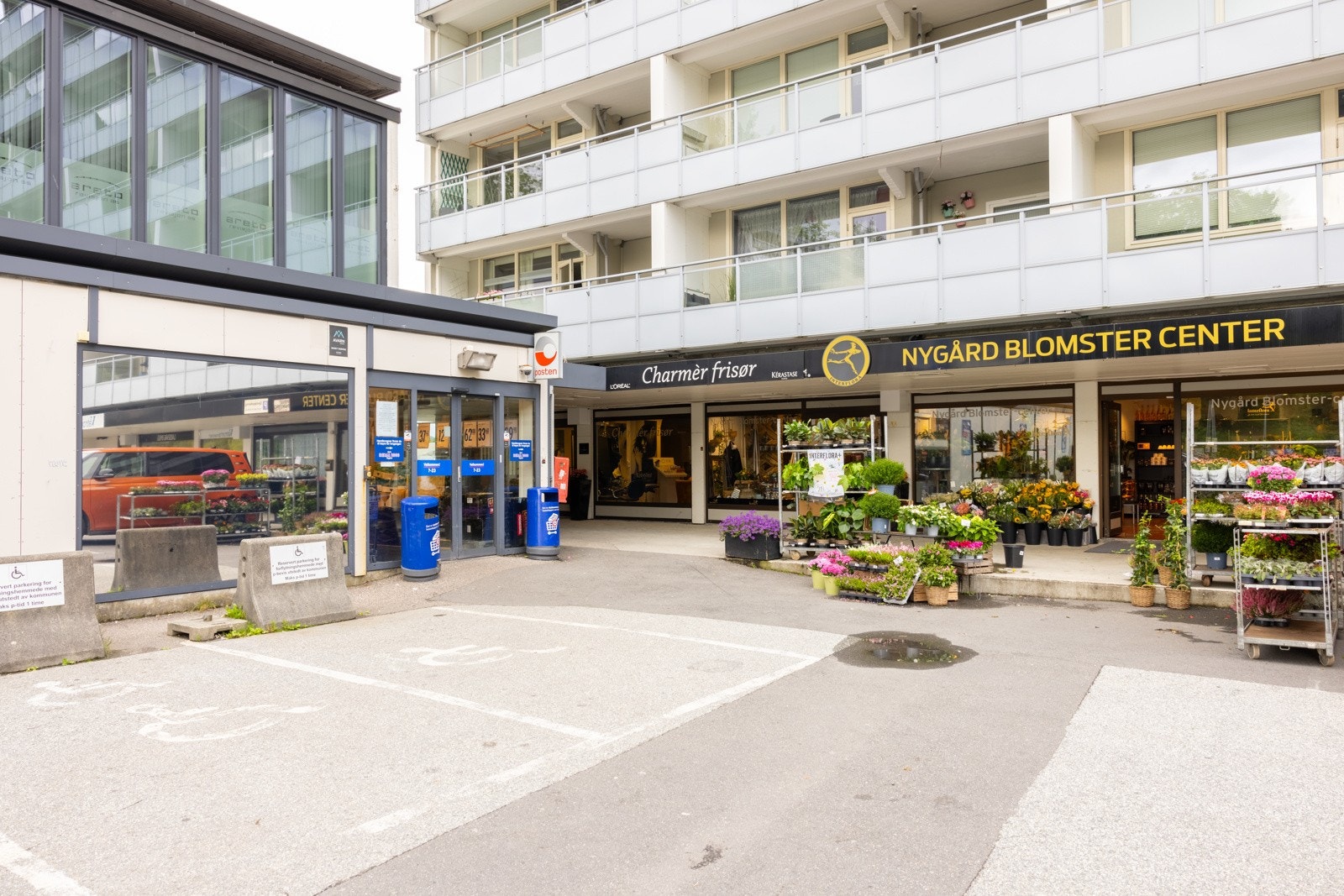 Rett ved har man Rema 1000, frisør og busstopp. Galleribilde