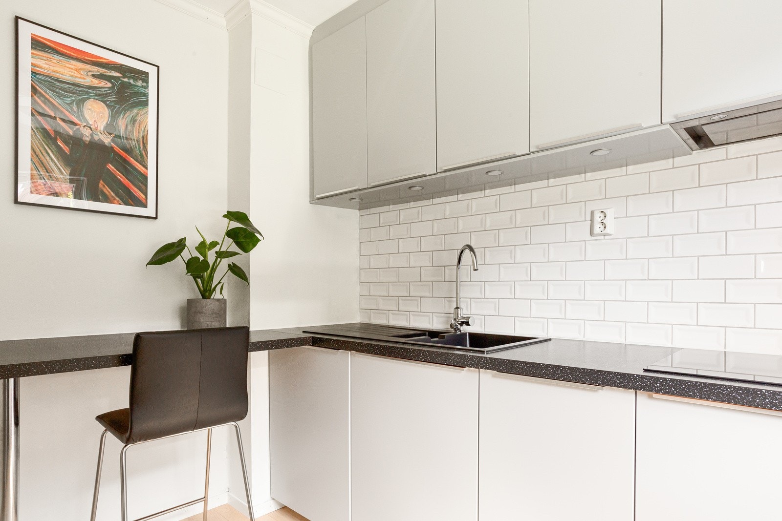 Kjøkkeninnredningen ble montert i 2016 og er lyst og stilrent levert av IKEA. Galleribilde