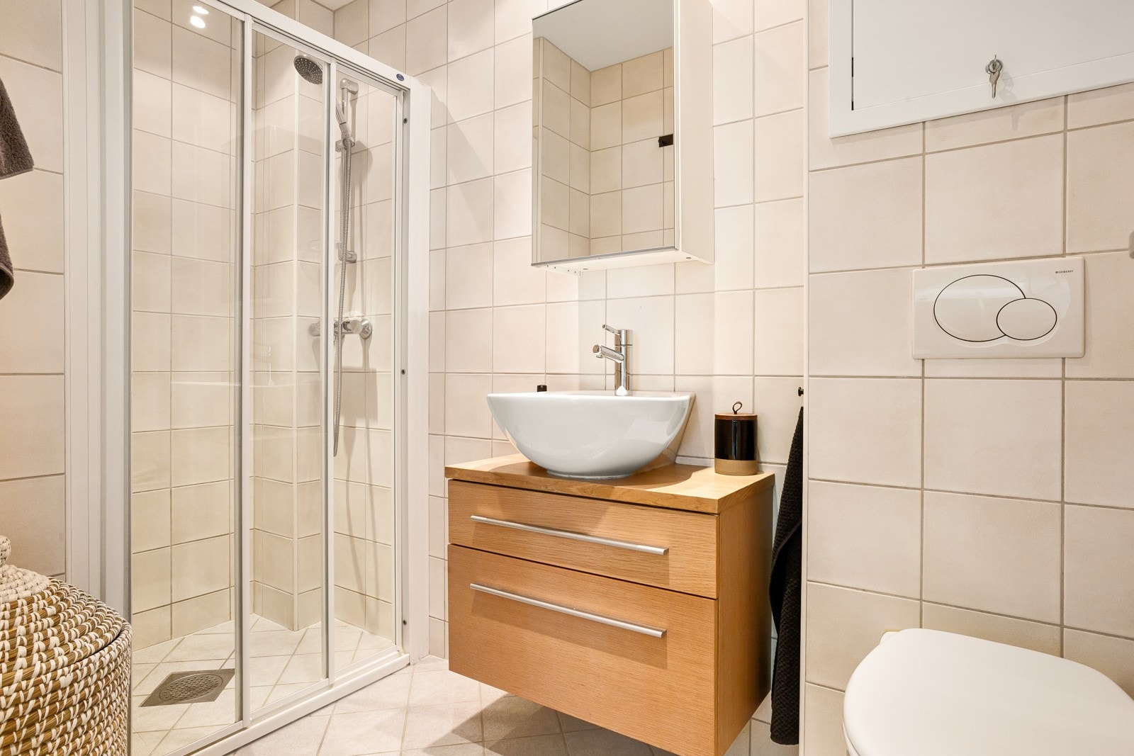 Badet er målt til 3,5 kvm og har en strategisk plassering i gang ved soverommet. Galleribilde