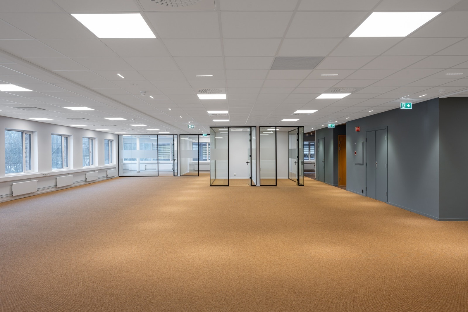 Åpent landskap med støtterom stille/møterom Galleribilde