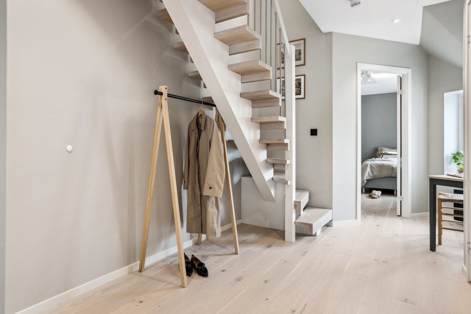 Entrèen gir et godt førsteinntrykk av leiligheten | Mulighet for møblement under trappen eller klesoppheng Galleribilde