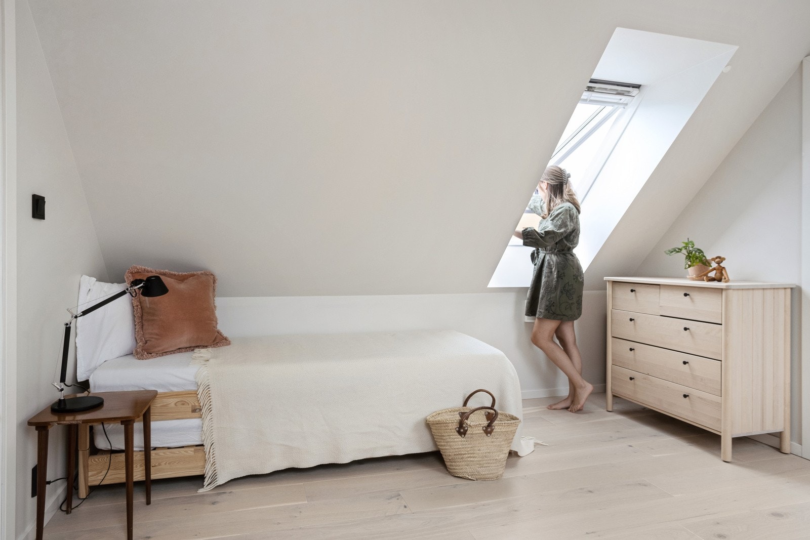 Soverom 2 | Rommet er målt til 9,8 kvm. Hvit malte overflater kobinert med lyset fra store veluxvinduer gir et rommet et luftig preg Galleribilde