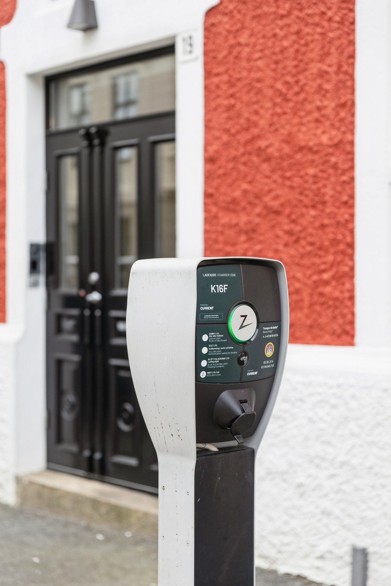 Like utenfor gatedøren er det biloppstillingsplasser for Dele, og kommunale elbilladere Galleribilde