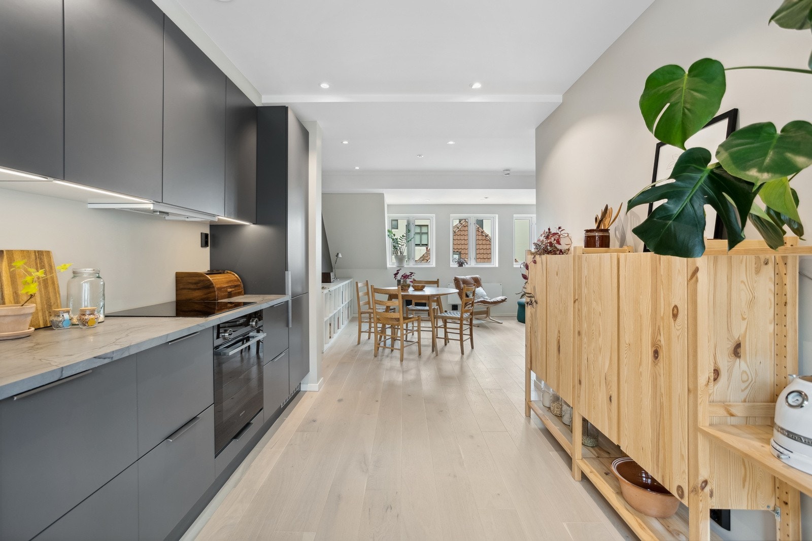 Rommets størrelse gir mulighet for kjøkkenbord eller annen møblering Galleribilde