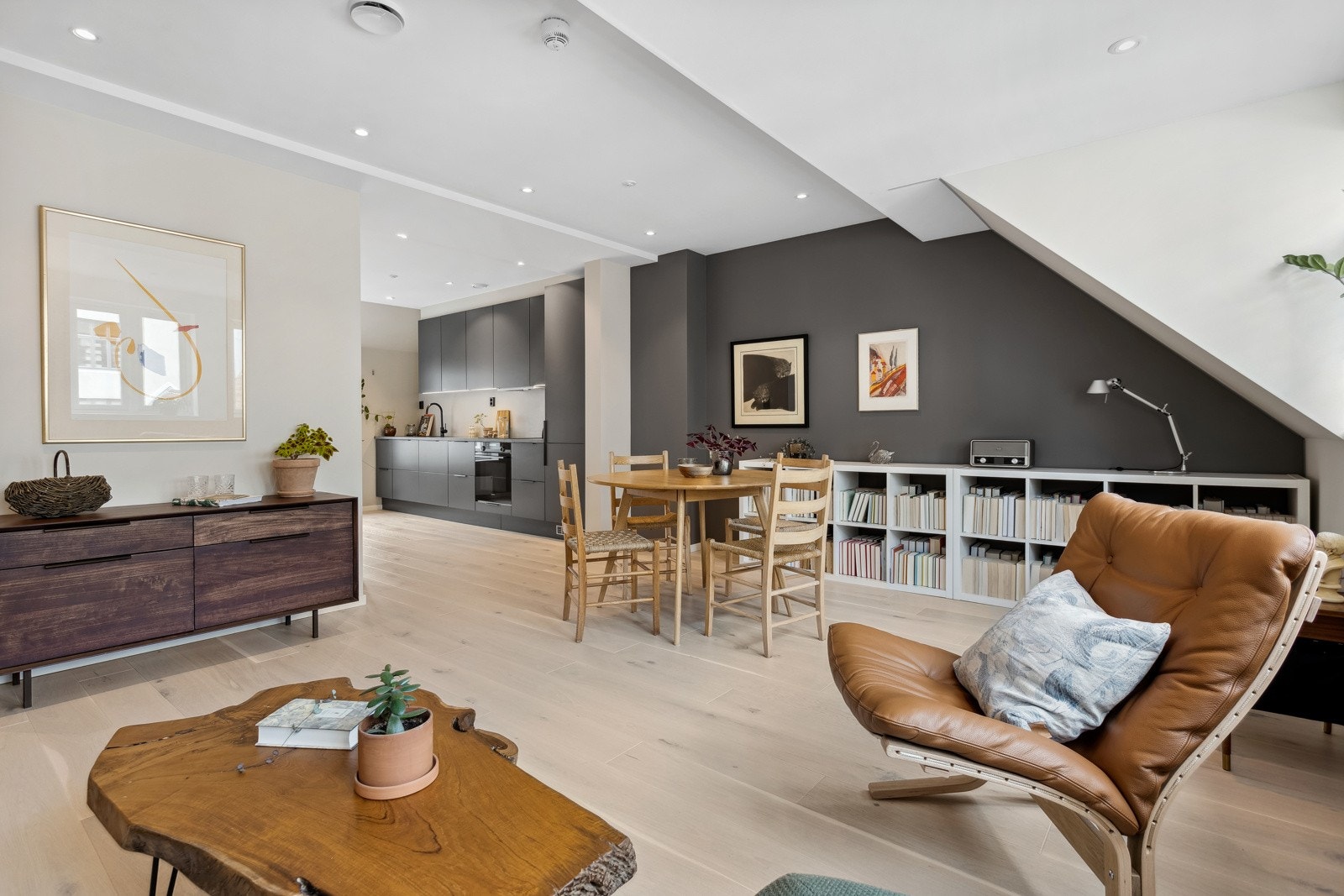 Stuen og kjøkken-delen utgjør 33,8 kvm. | Plass til både spisebord og sofagruppe | 1 - stavs eikeparkett i alle rom Galleribilde