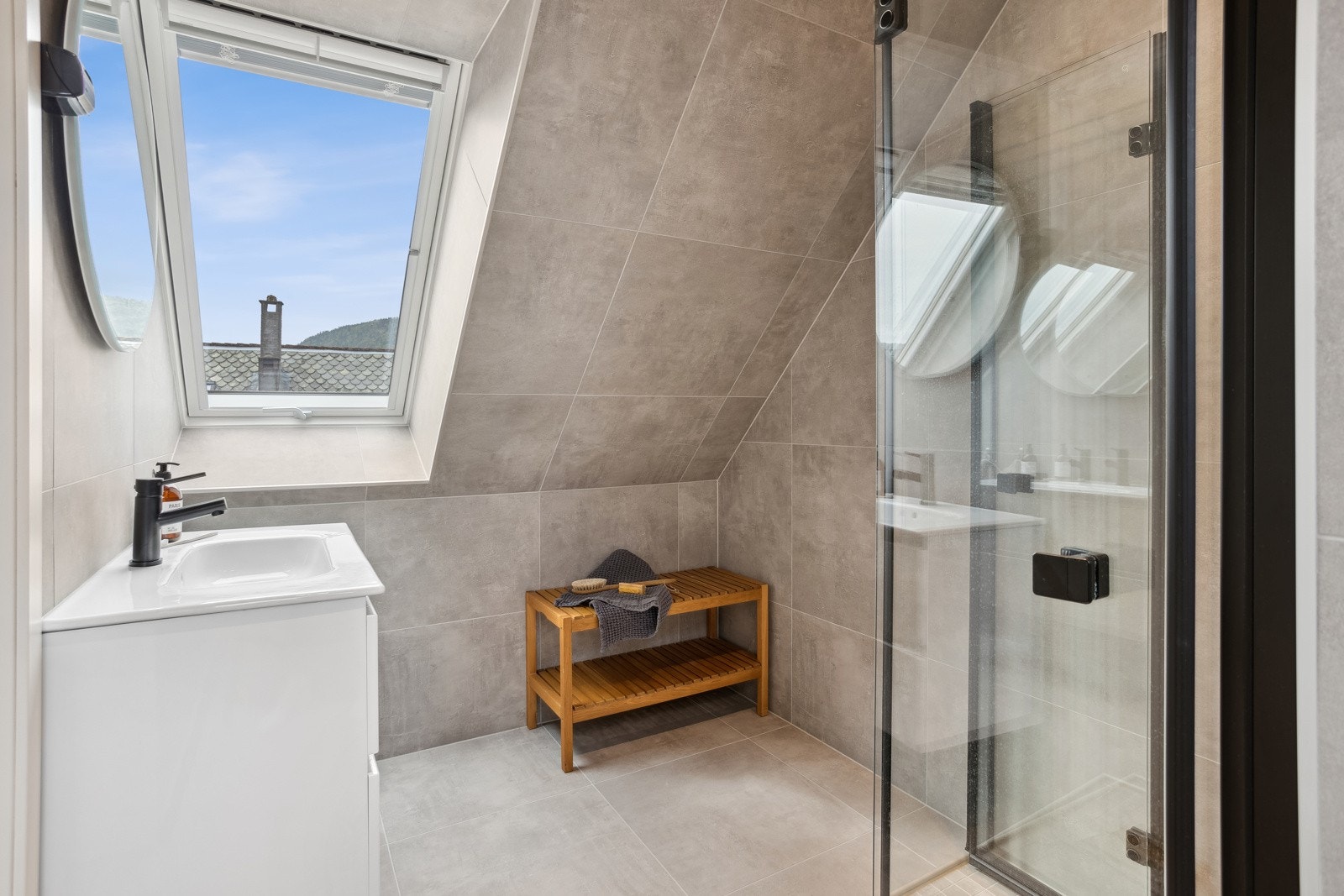 Et delikat bad med flislagte overflater | Varmekabler i gulv Galleribilde