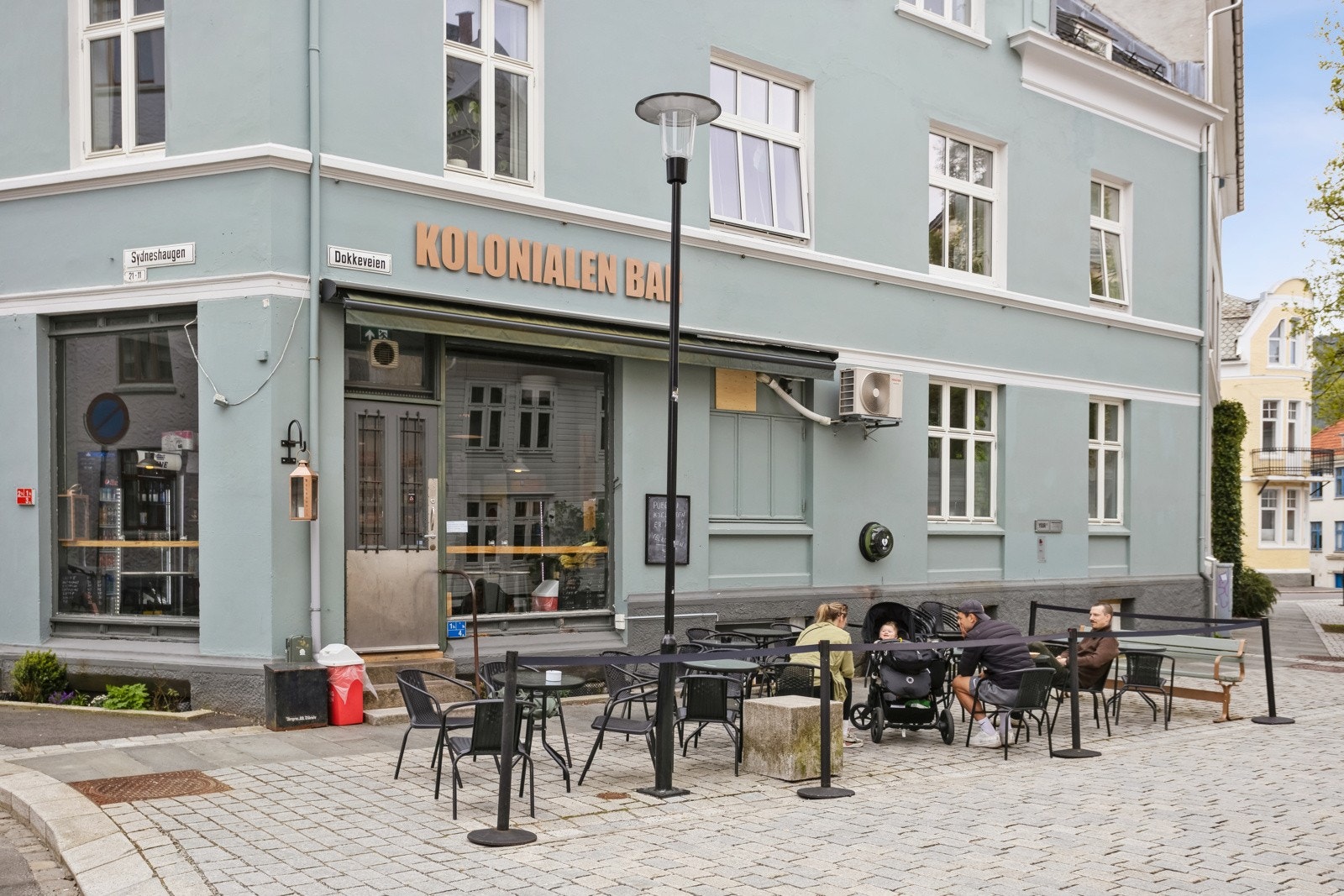 På hjørnet er Kolonialen Dagligvare som i tillegg til dagligvarer også har skjenkebevilling Galleribilde