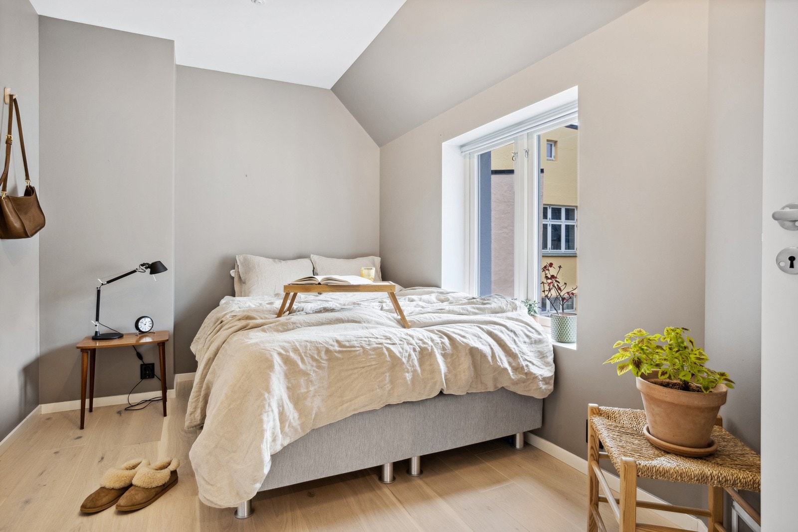 Soverom 1 | Soverommet er målt til 9,8 kvm. | Malt i lyse behagelige fargetoner | Innredet med garderobeskap Galleribilde