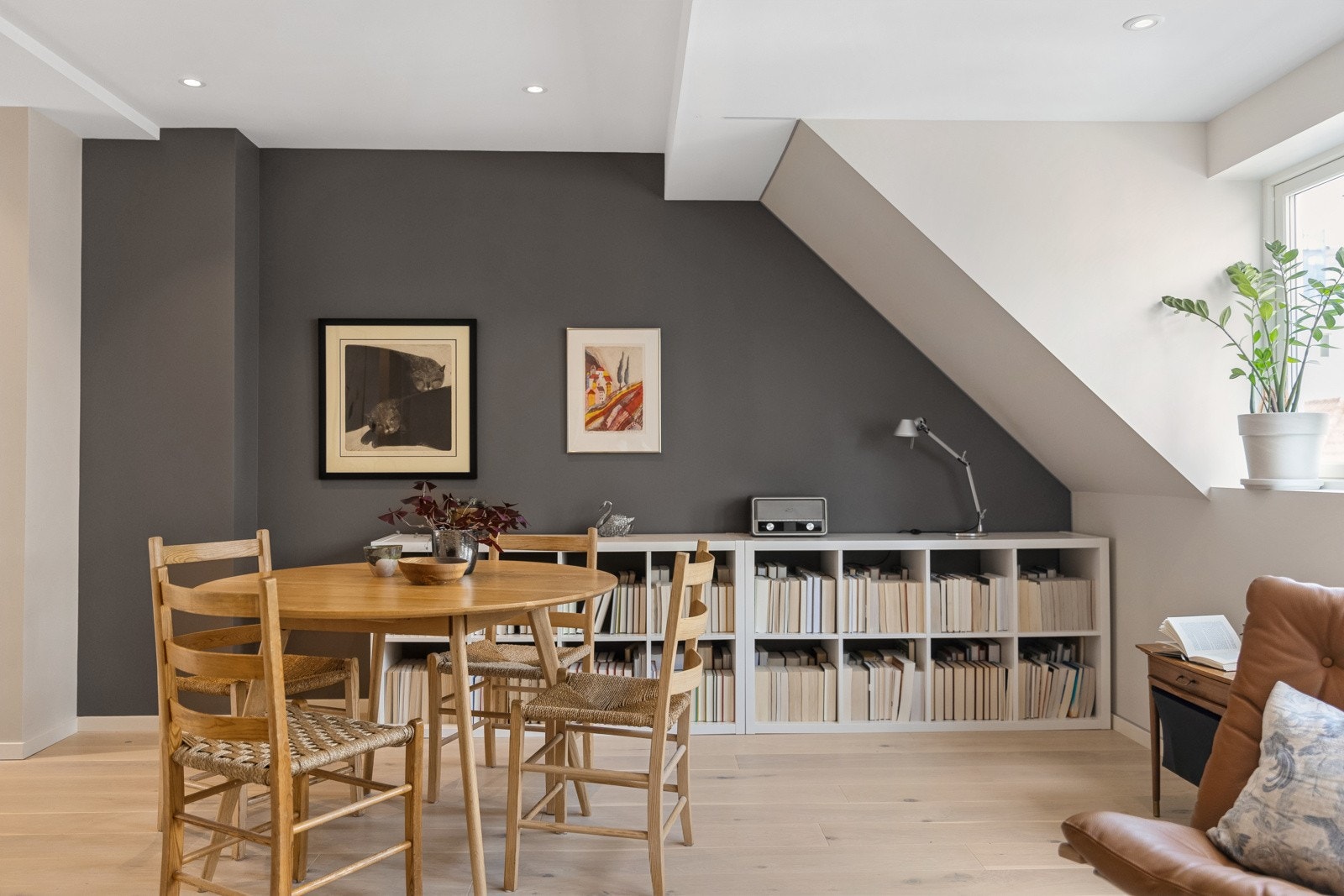 Vinduene er høyt plassert og gir godt med dagslys | Innfelte lys i himlingen Galleribilde