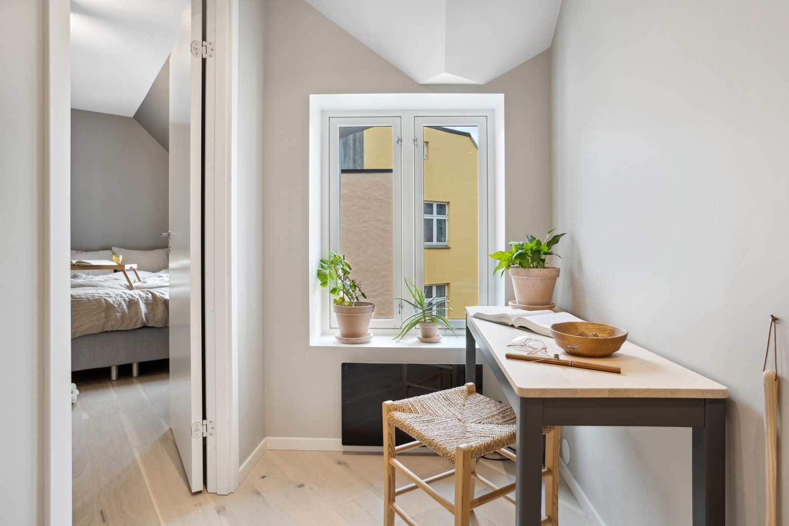 Liten kontorplass utenfor soverommet Galleribilde