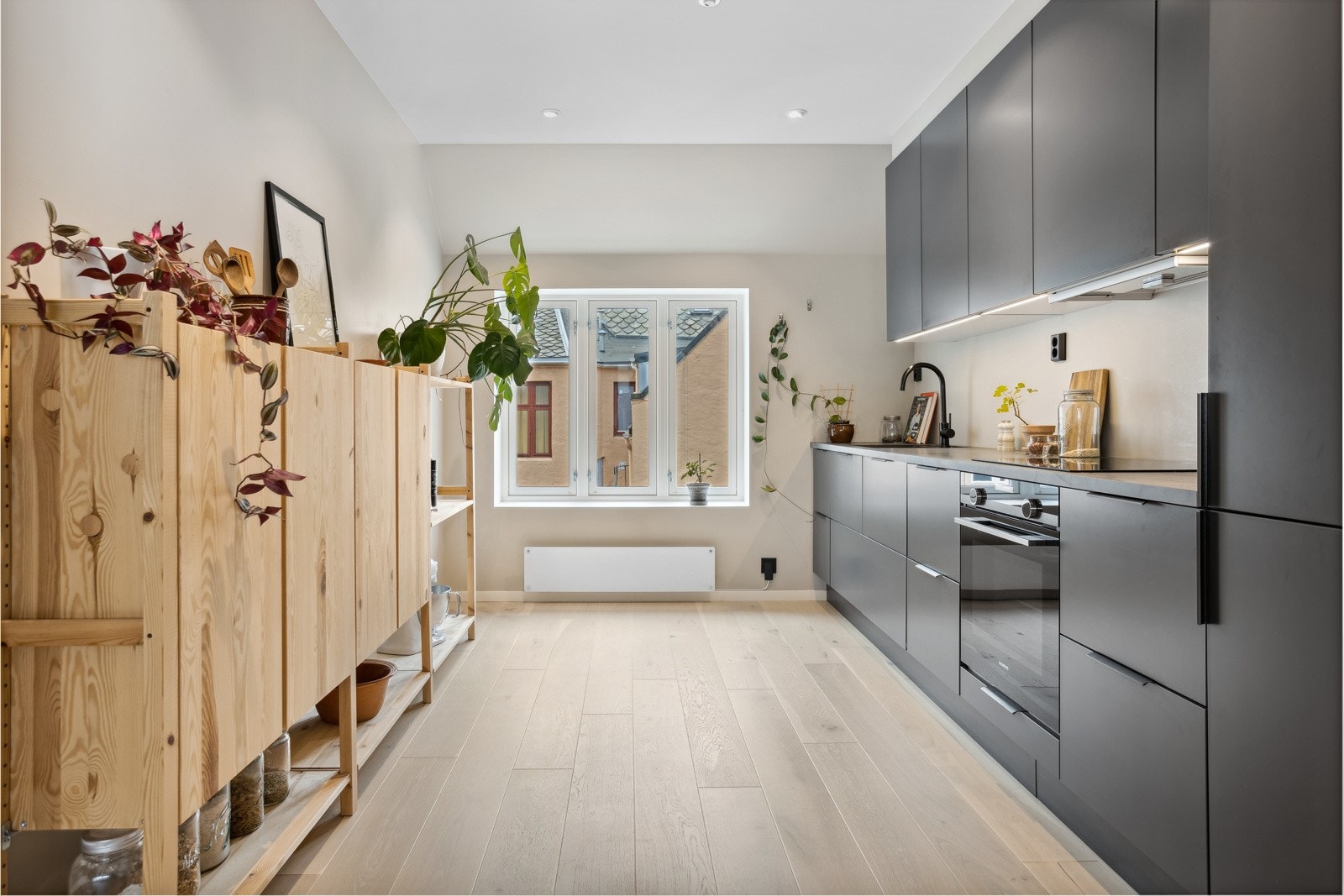 Et moderne kjøkken fra HTH | Integrerte hvitevarer fra Siemens Galleribilde