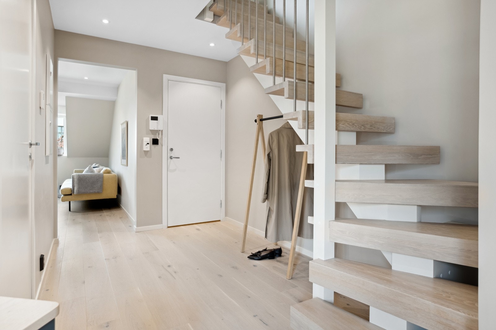 Flott heltre trapp viser vei til loftsetasjen Galleribilde